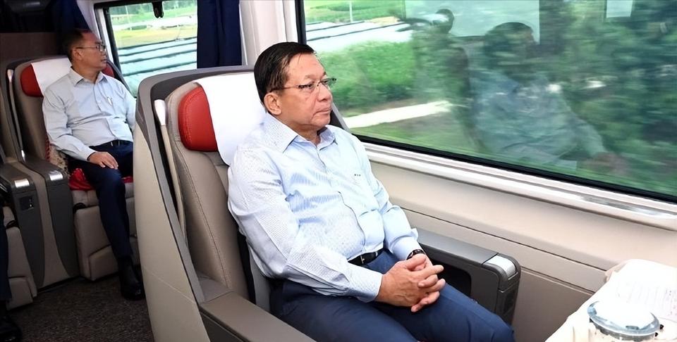 缅甸总统坐高铁前往上海！

6月17日，缅甸总统敏昂莱启程去上海的画面曝光！从曝
