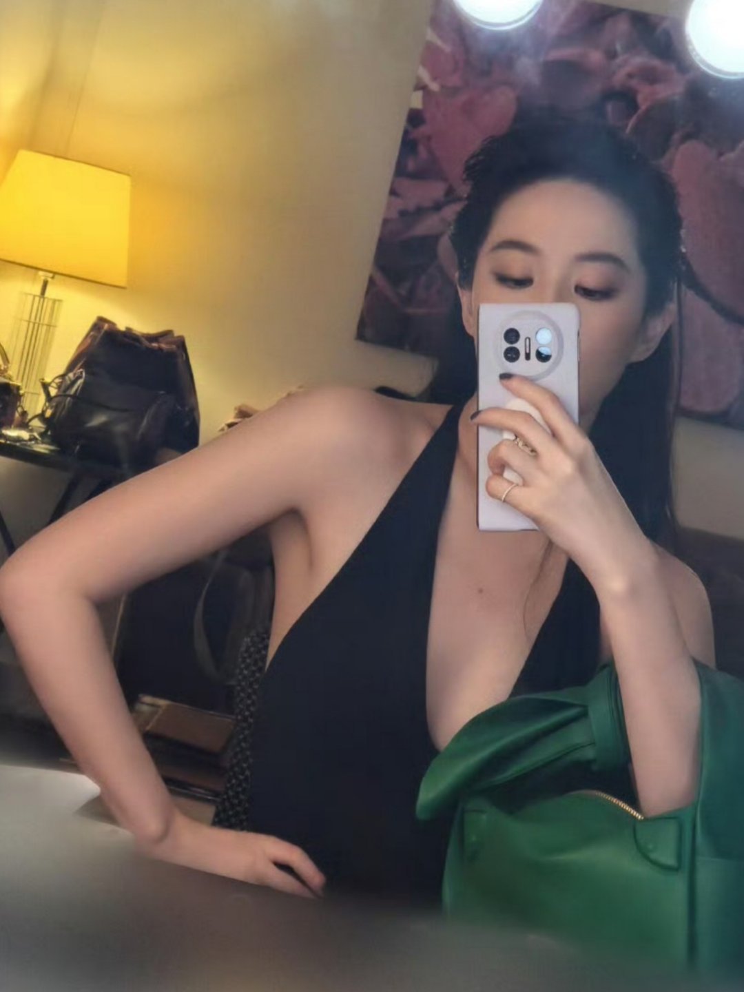 刘亦菲对镜四连拍 仙女姐姐刘亦菲以品牌代言人的身份在前往户籍地美国时用国产手机对