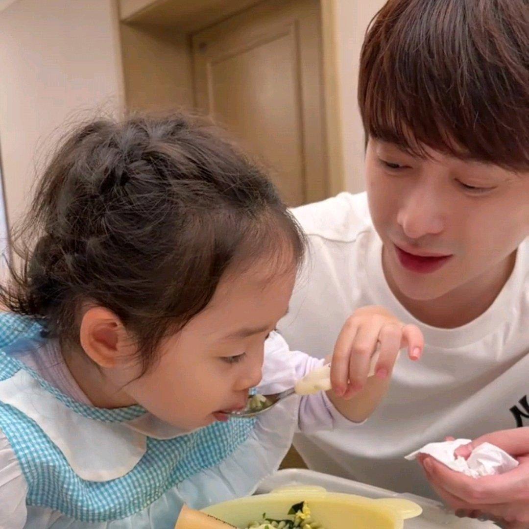 演员韩承羽于2026年4月24日正式宣布结婚并已育有一女，其妻子为演员田苗苗，两