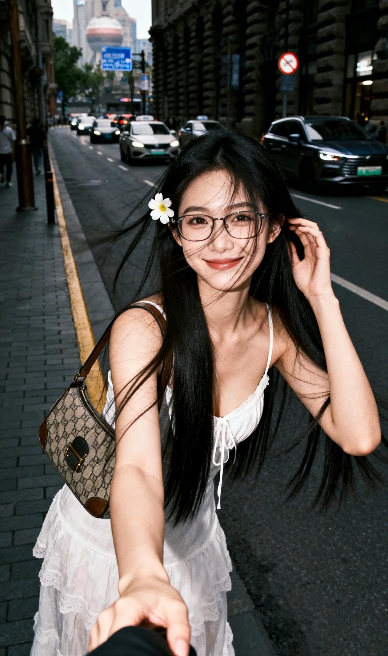 元气少女在都市街头，手牵手，笑靥如花街头元气少女 初次牵手的女生 女生自拍怎么拍