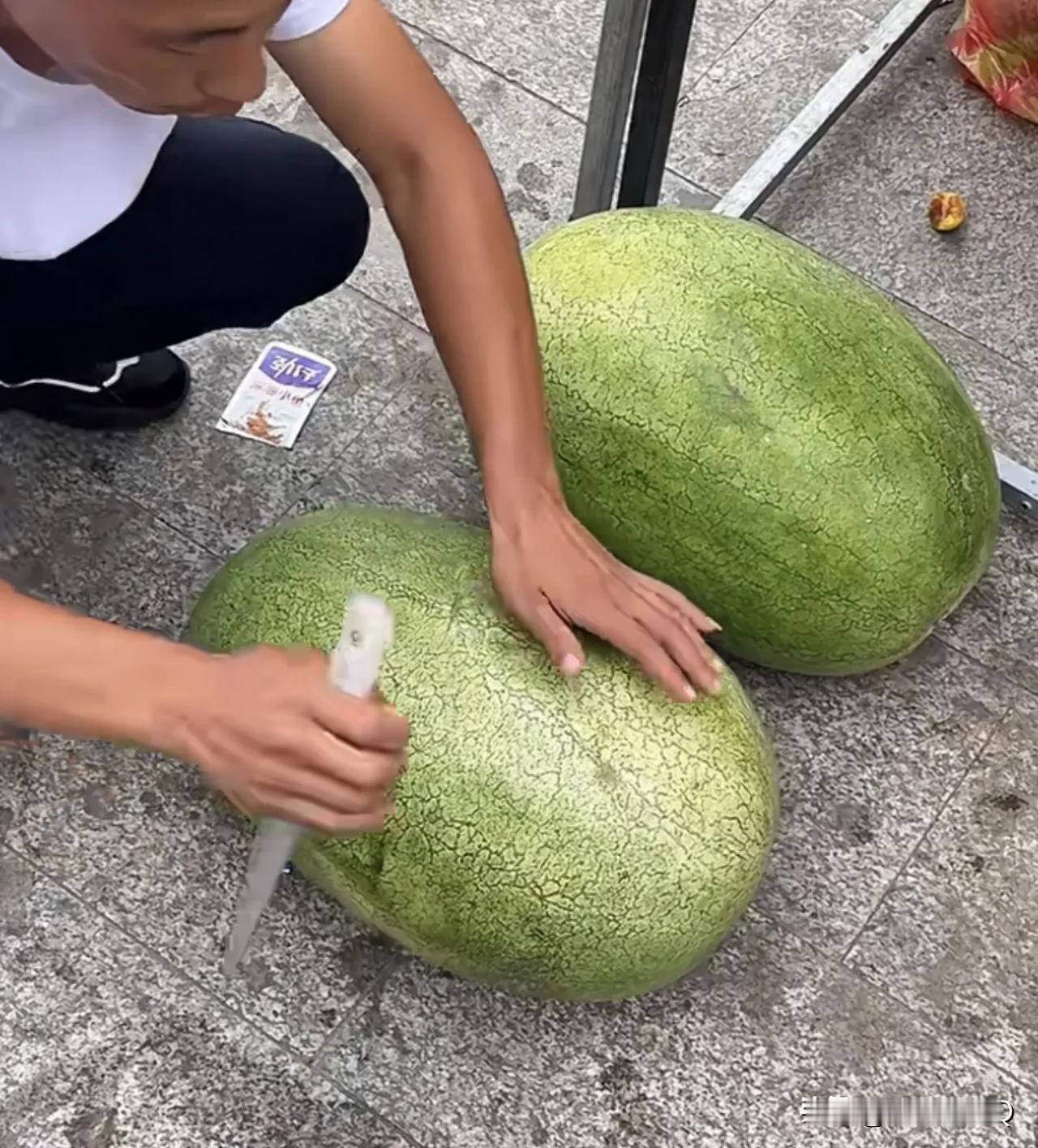 这种西瓜看上去不错啊！1元一斤 ，不像8424那么贵，这是啥品种的，有人知道吗？