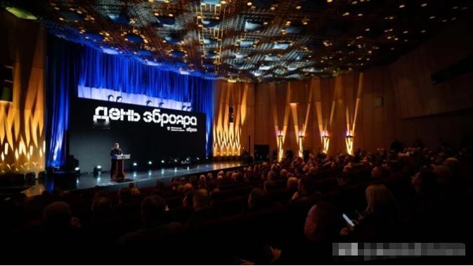 近期，乌克兰总统泽连斯基一身深色工装，出现在首都郊外的国防工业工厂。面对密密麻麻