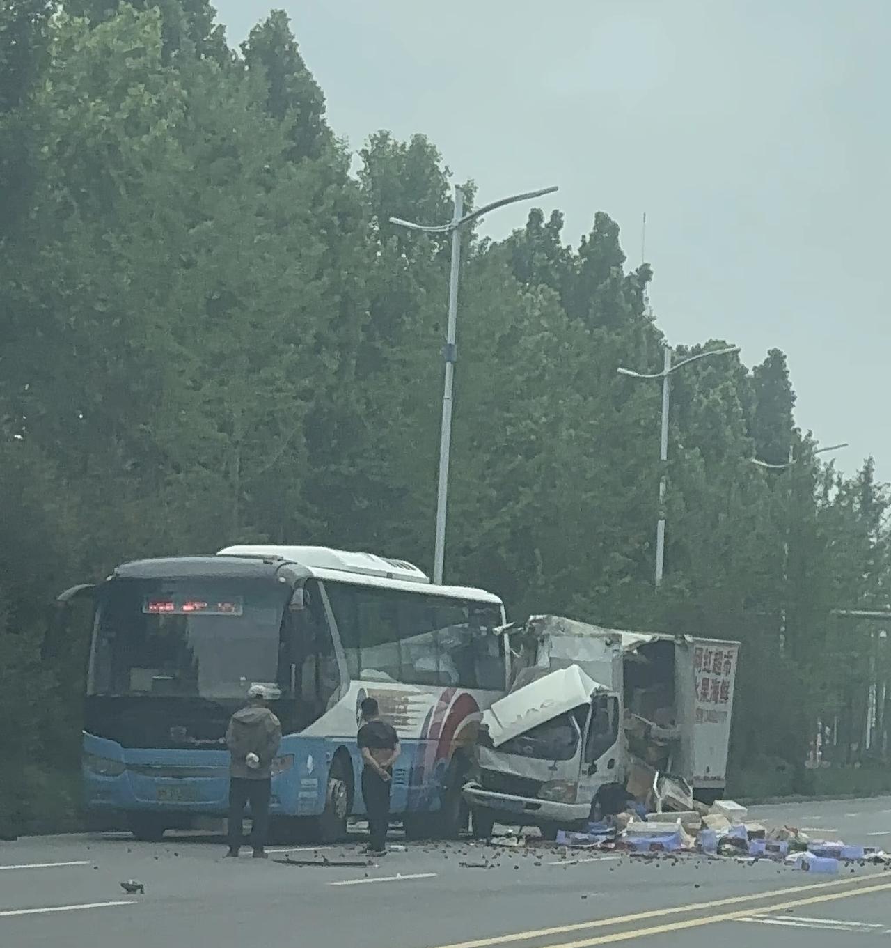 再次提醒邹平司机雨天路滑视野一般注意保持刹车距离！