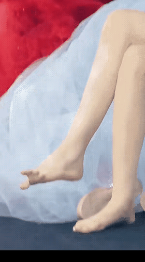 这姑娘很调皮哦，脚指头这么灵活[呲牙]