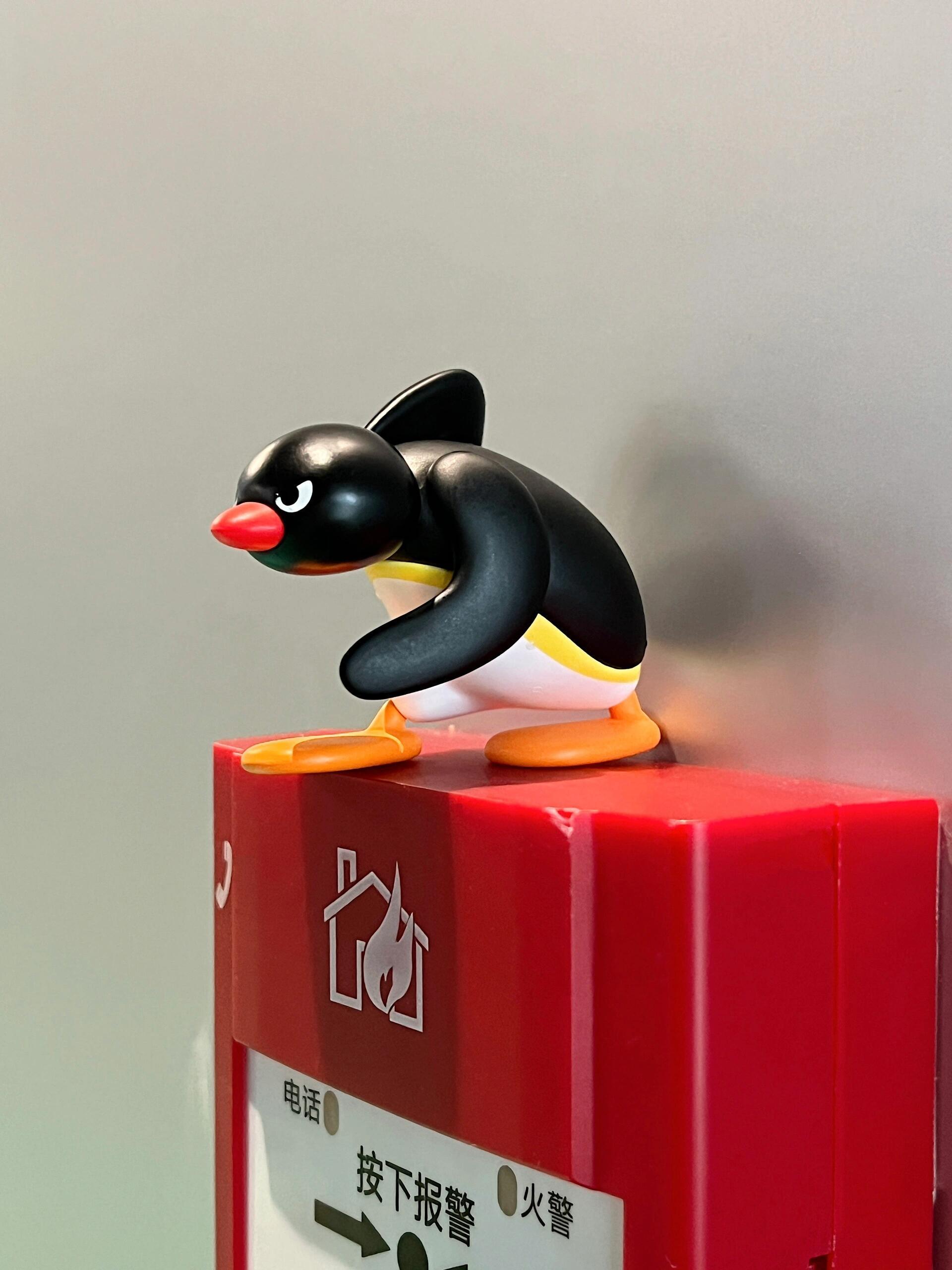 冲冲冲！！ ！pingu消防员出警马上冲到地铁站的样子演我上班哈哈哈 ​​​