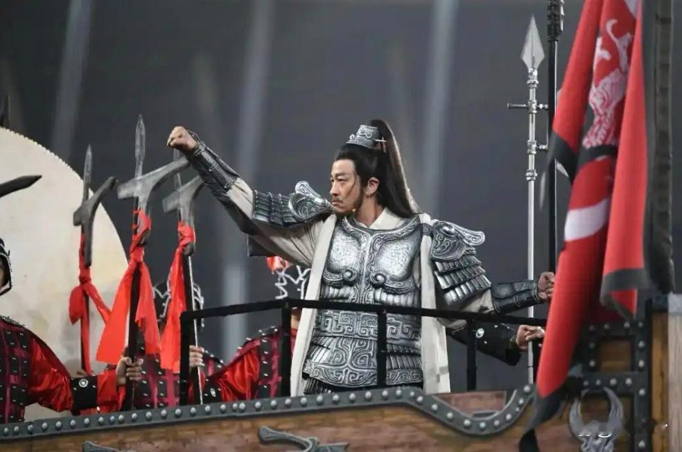 “项羽”真的杀回来了！ 昨晚苏超宿迁主场炸了，何润东扛着方天画戟、一身戎装巡场，