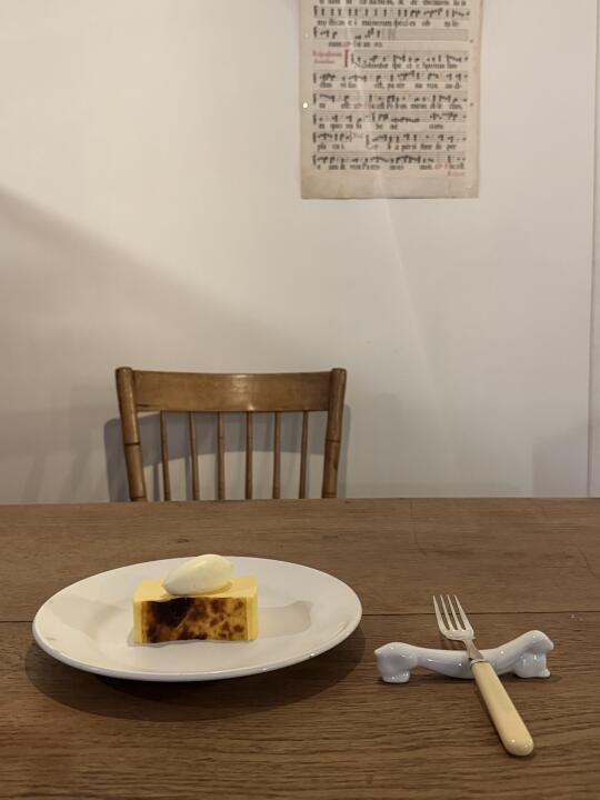 又来吃小蛋糕啦，不敢大声讲话的氛围