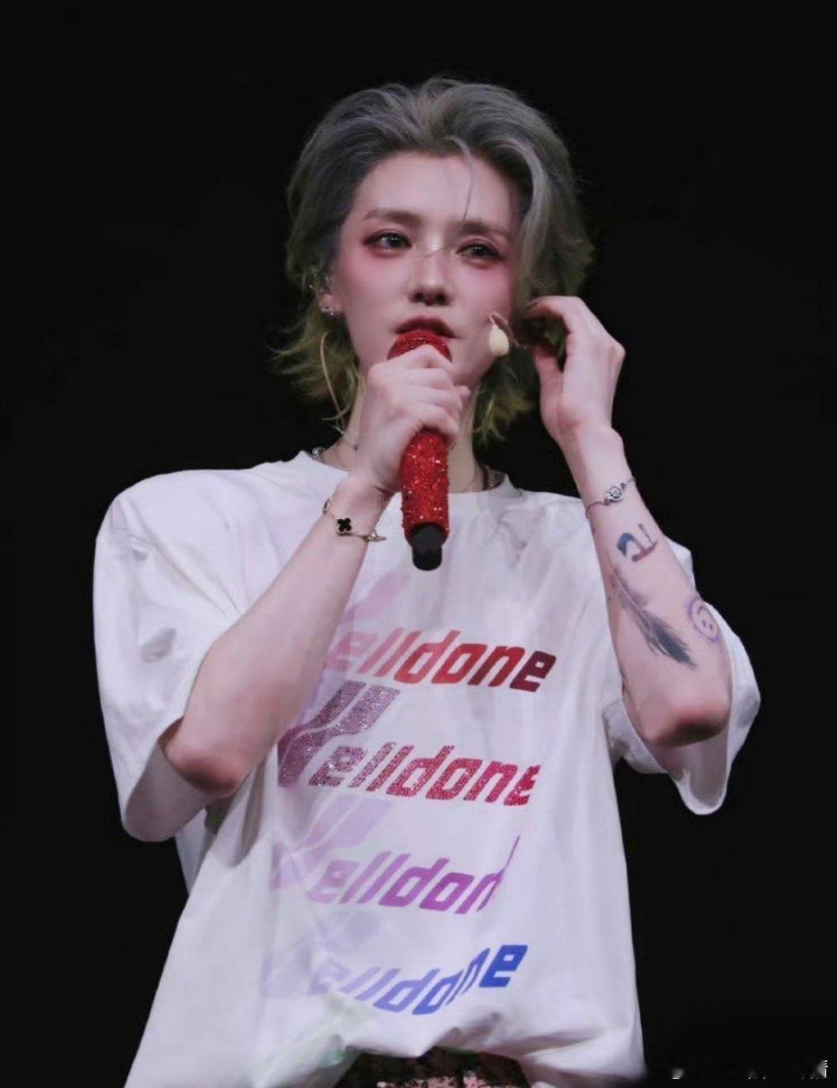 如果不染发不带眉钉不美甲不纹身，也是个有中国气质的美男子吧 ​​​