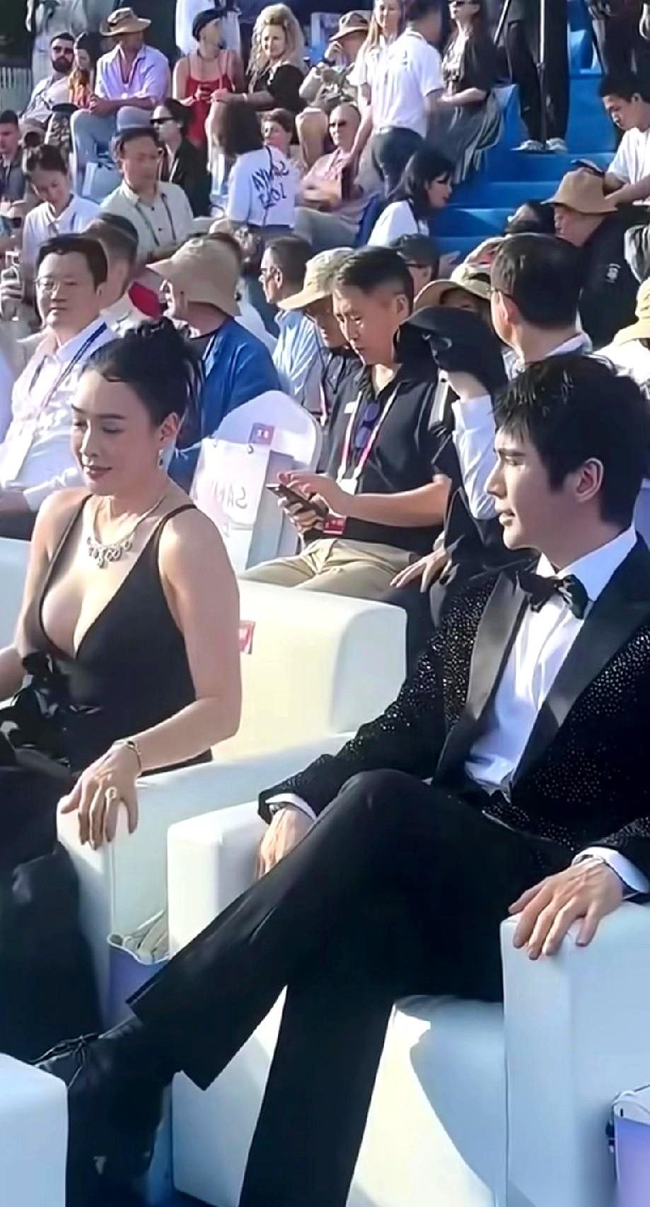 全餐厅的男人，脖子都快拧断了，只有一个没回头——她老公。
他老婆，就穿一件薄纱吊