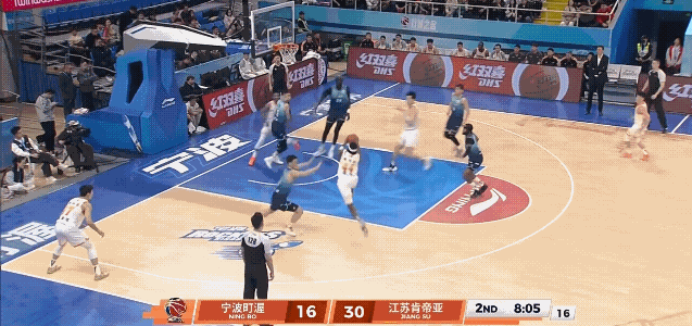 宁波男篮这是咋了，赛前是不是没看上江苏男篮，结果第一节突然被江苏男篮打懵了！