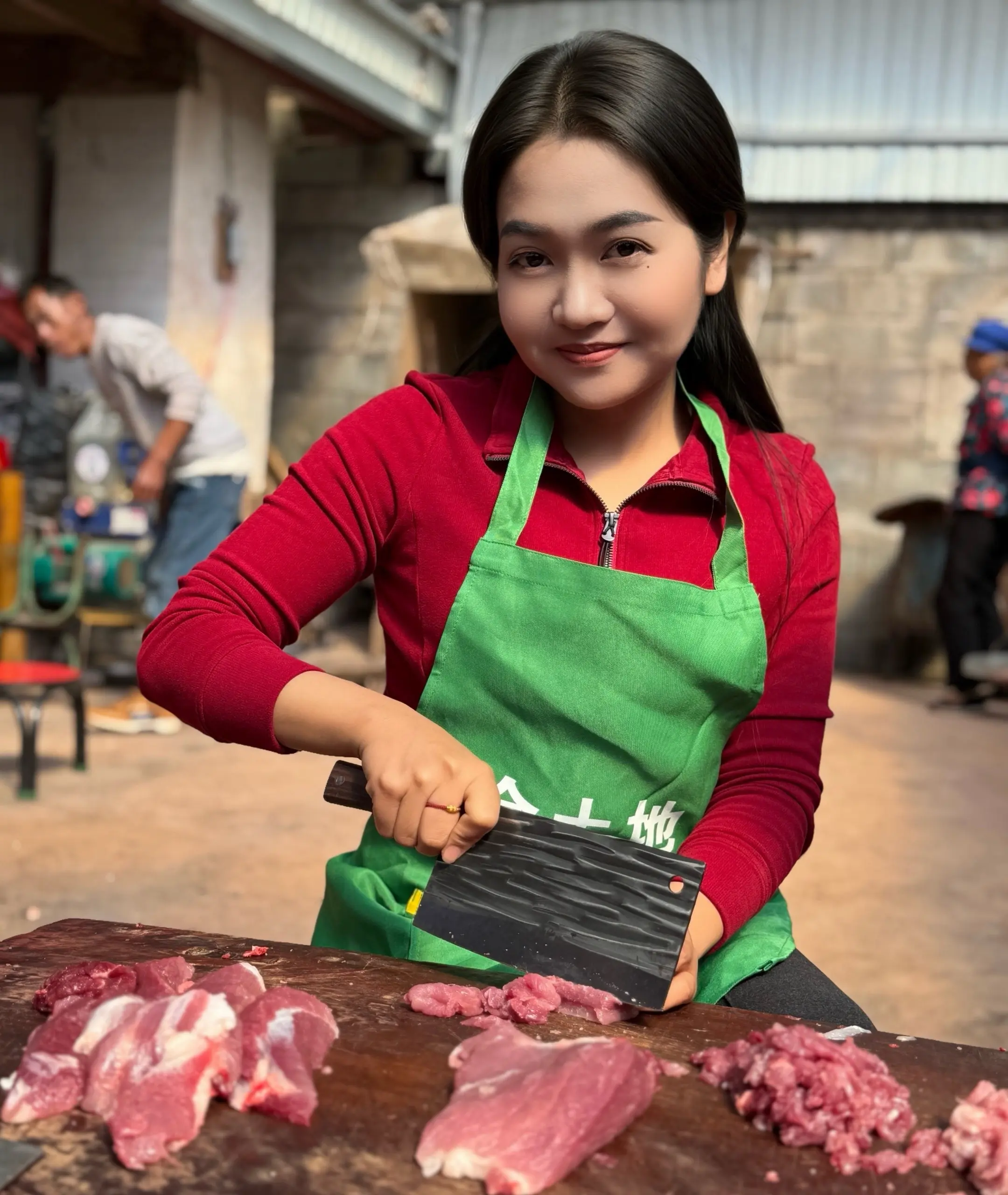 云南杀猪饭，吃的不仅是肉，更是浓浓的人情味！