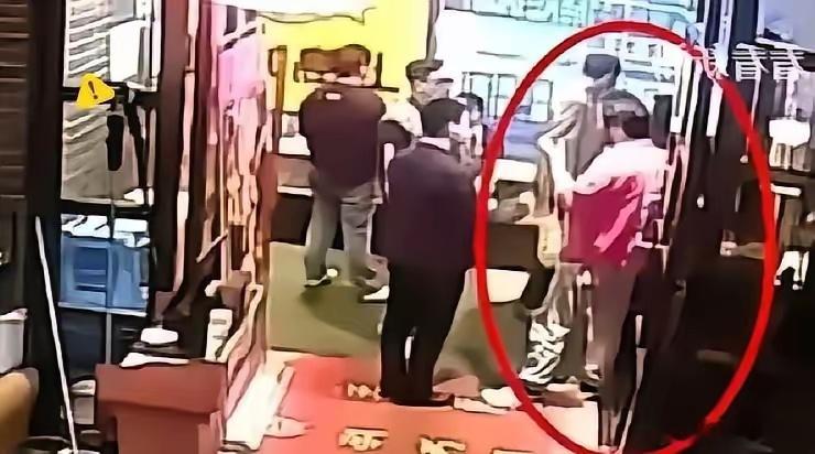 嚣张！三名印度游客在和平饭店一顿吃掉7986元，吃饱喝足不肯全额结账，张口就说只