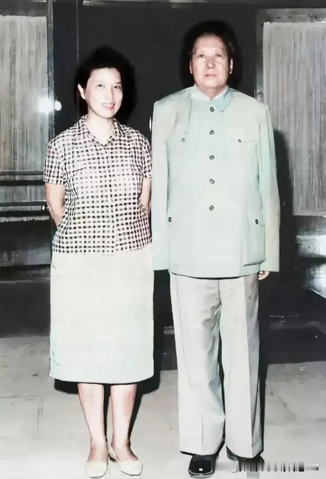 聚会超欢乐，满满的温馨聚会真开心啊，满满都是家的感觉。拍照真有意思，大家笑得跟花