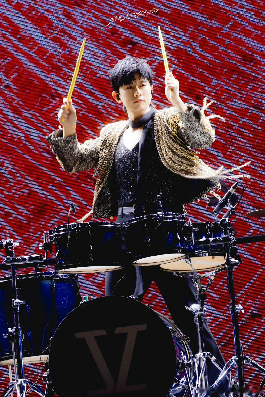 张杰点歌台  张杰“未·LIVE—开往1982”成都新春场开唱！麻将主题舞台融川