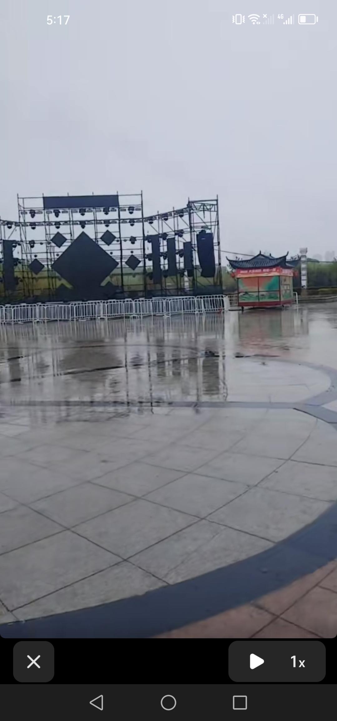 5月6日，雨中的北山人民广场格外空旷，偌大的场地空无一人，与节前景象形成了鲜明反