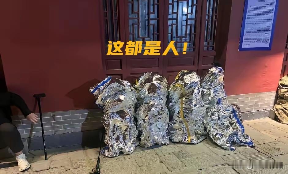 下图一和图二敢相信吗？这不是哪个景点垃圾堆，而是人！这是今年五一假期泰山上的游客