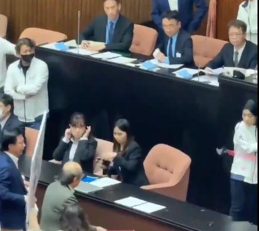 台北地检署12日以过失伤害罪嫌，起诉民进党立院党团总召柯建铭，案件源于去年3月立