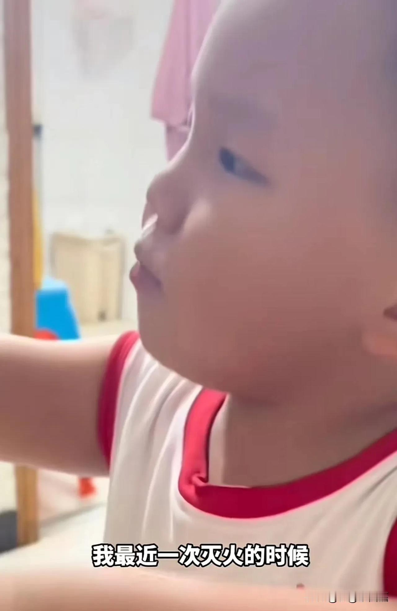 “我之前是个消防员，我最近一次灭火的时候突然牺牲了…”

三岁半的小男孩，奶声奶