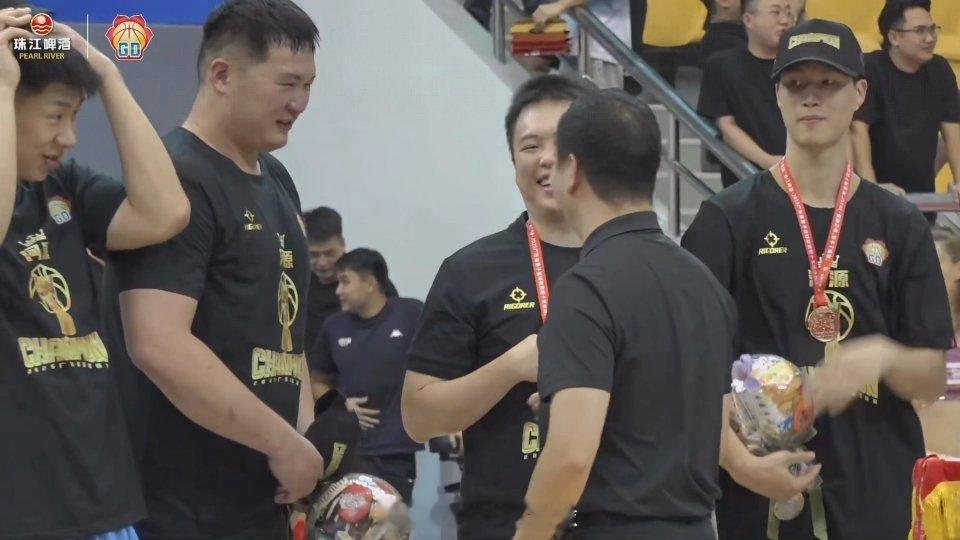 老万、小绵羊、小余，这三个家伙在省联赛一起拿了总冠军。广东省男子篮球联赛 ​​​