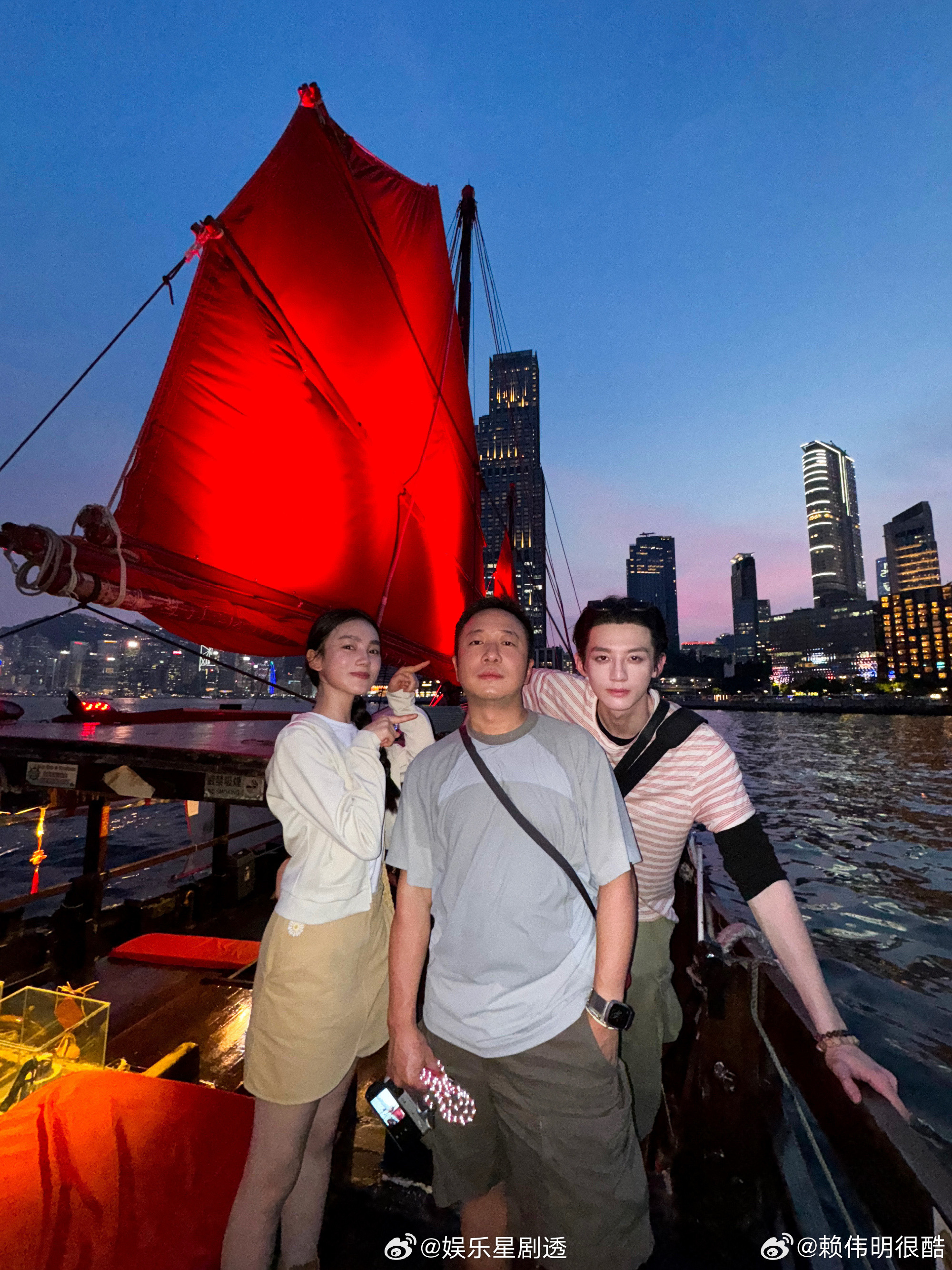 赖伟明网盘里的游客照 点开全是惊喜，从街头随拍到景点打卡，每张游客照都透着自然的