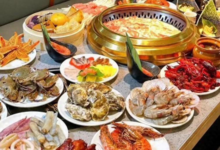 女子吃自助餐打包被罚，会通过法律途径维权。
 
自助餐就不能打包，如果可以的话就