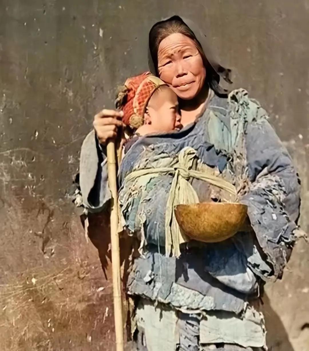 烈士遗孀背黄金乞讨十年，12两黄金，守的是信仰不是财
 
烈士遗孀朱引梅，背着黄