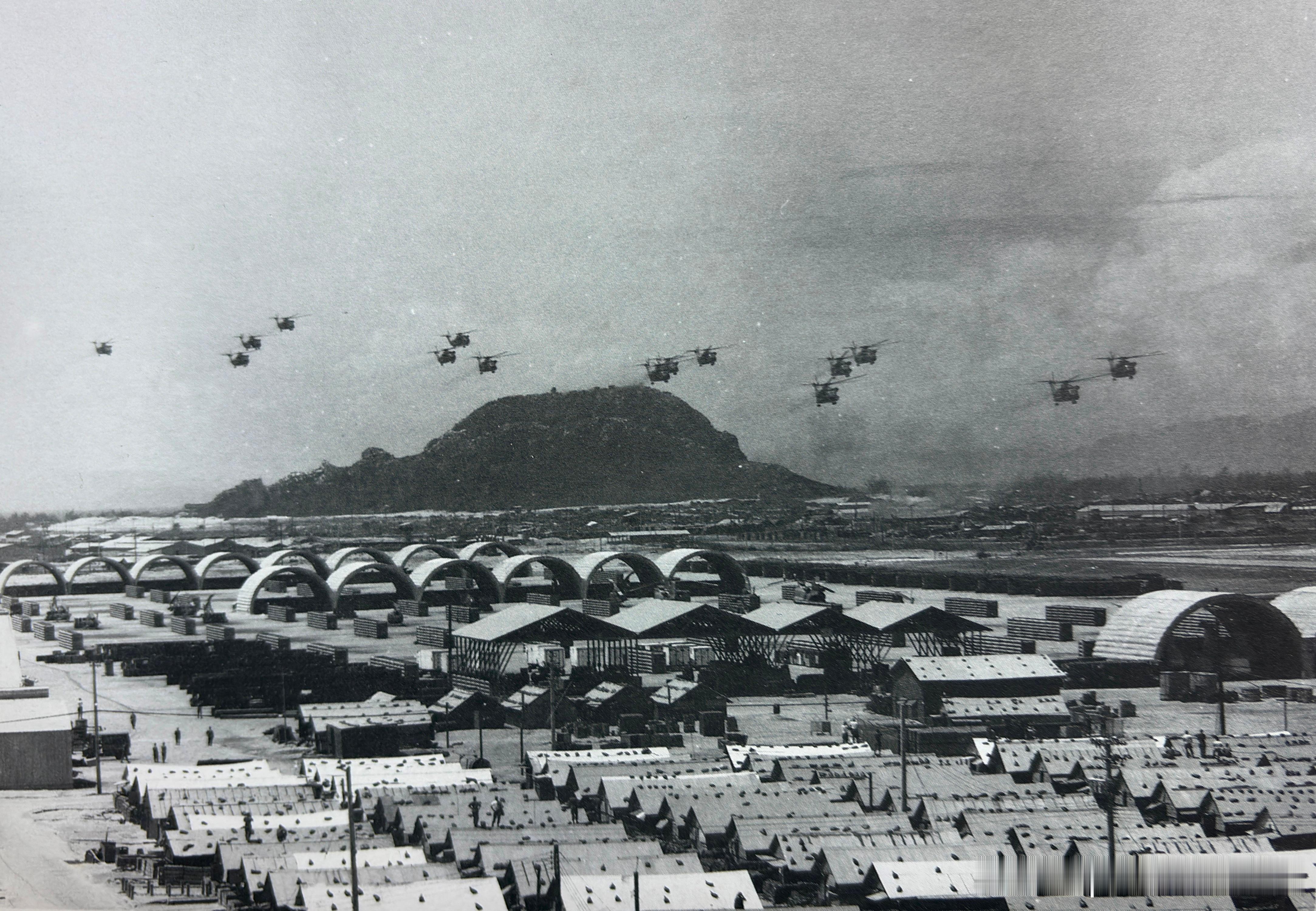 1971年5月美国海军陆战队HMH-463中队的CH-53A直升机最后一次飞越M