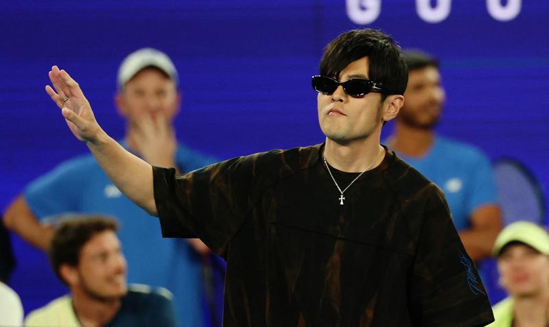 周杰伦拿到人生第一个网球冠军啦，这可太牛了！周杰伦一直是音乐界的传奇人物，没想到