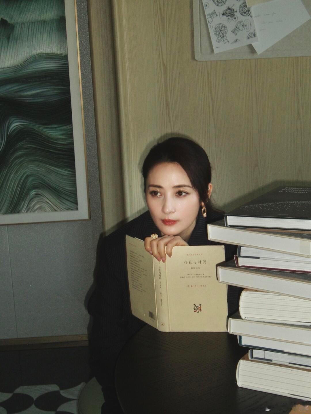 金鸡红毯刚官宣新作品，转头就无缝进组！飞天+金鹰双料视后+亚影影后，荣誉加身仍深