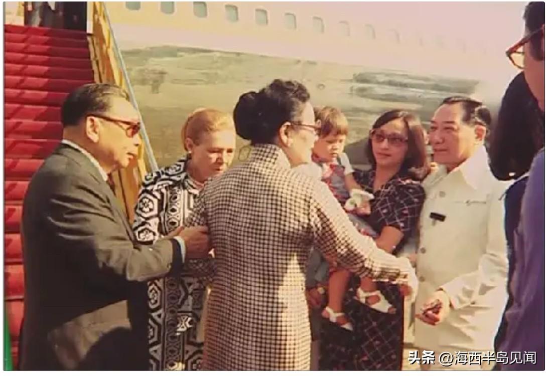 1975年，蒋介石离世之后，78岁的宋美龄在台北机场准备启程赴美定居。蒋经国等人