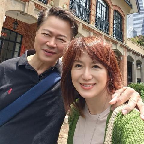 赖岳谦教授真的是宠妻狂魔，他心情的好坏，都与小娇妻周玉琴有关。

原本这几天他的