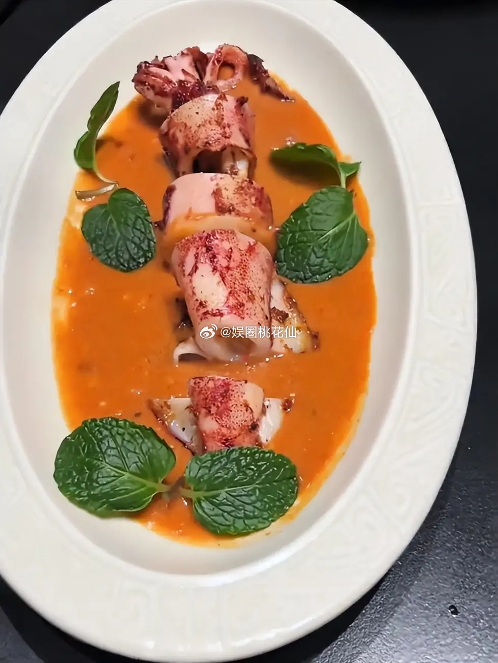 43岁车晓晒奢侈生活，请朋友吃饭一桌素菜，鹅肝只点四块小得可怜！！！！！ 