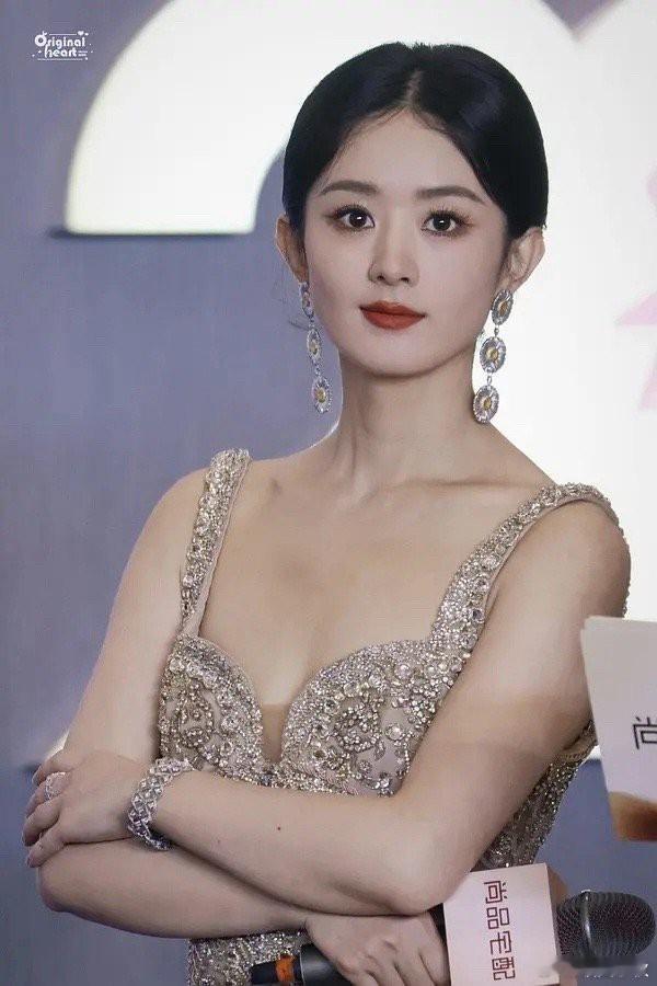 赵丽颖为何依旧这么土气？难道她与时尚真的不沾边吗[并不简单] 