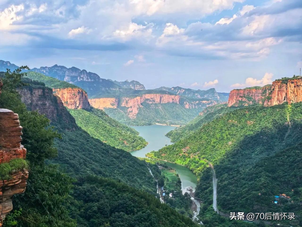 《唐多令》
佳景在征途，何须望远隅。
且徐行、阅尽云舒。
莫道风光终处好，途上趣