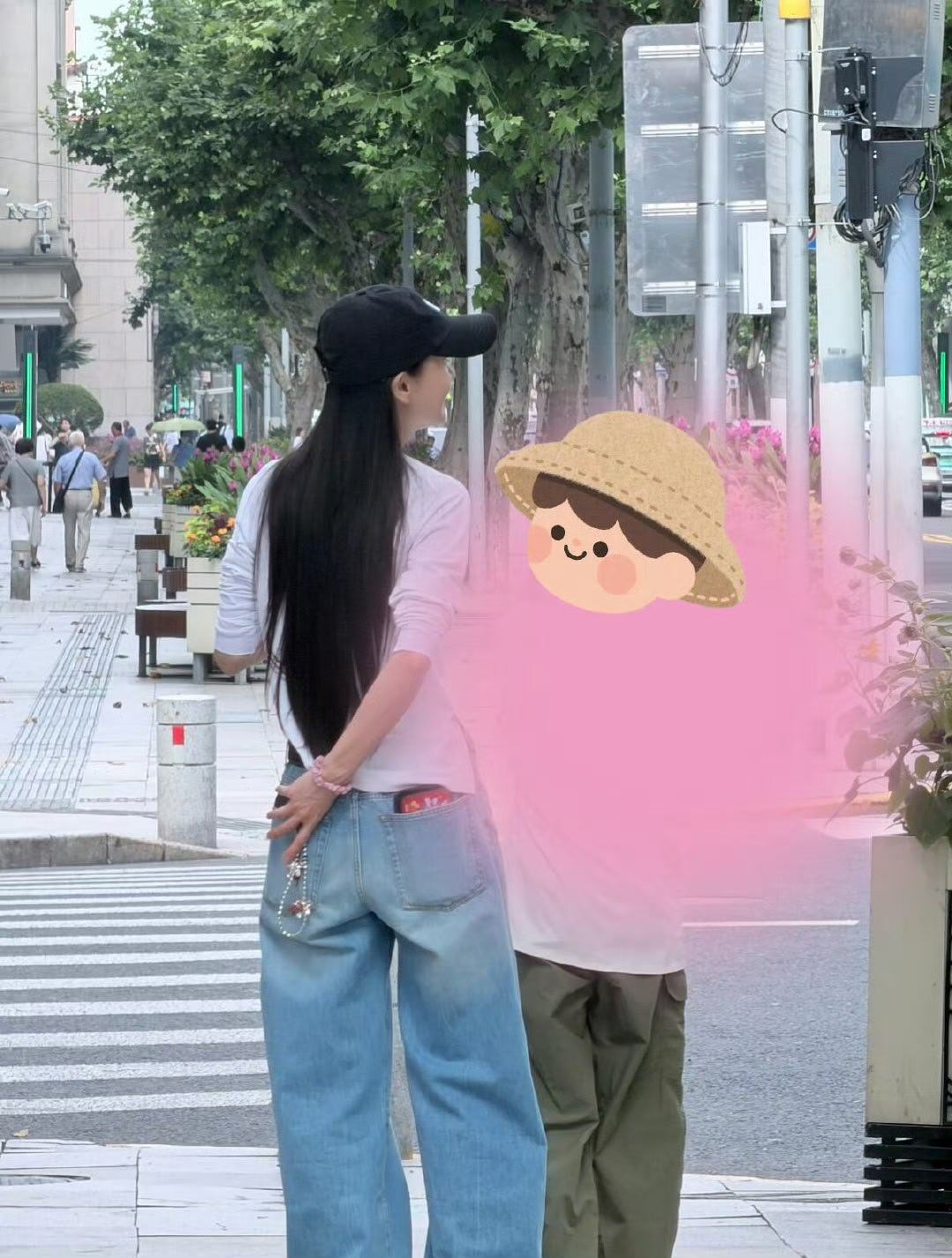 上海街头偶遇Angelababy  上海街头偶遇angelababy，长发飘飘，