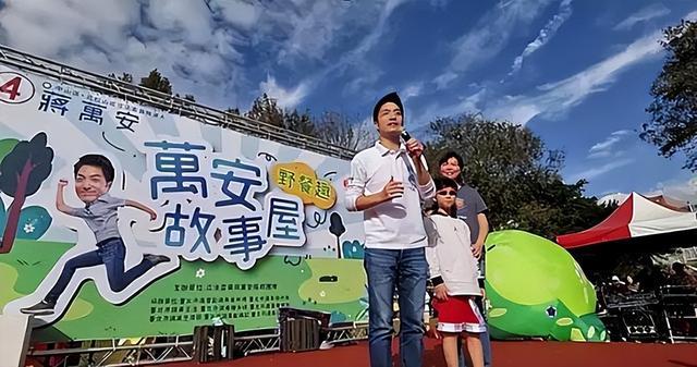 蒋万安经常带妻子参加活动，他娶妻不仅娶贤还娶才，他老婆旺他。