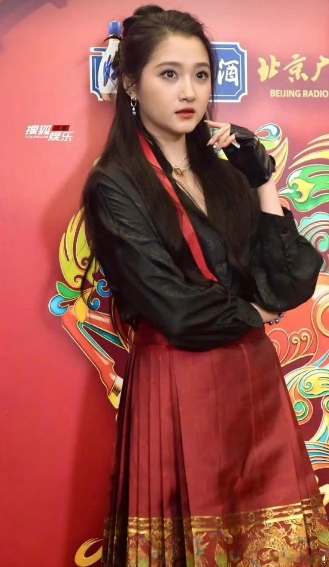 关晓彤赶紧把造型师开了吧.. 又老又小的造型。。。大家对她真的挺宽容 