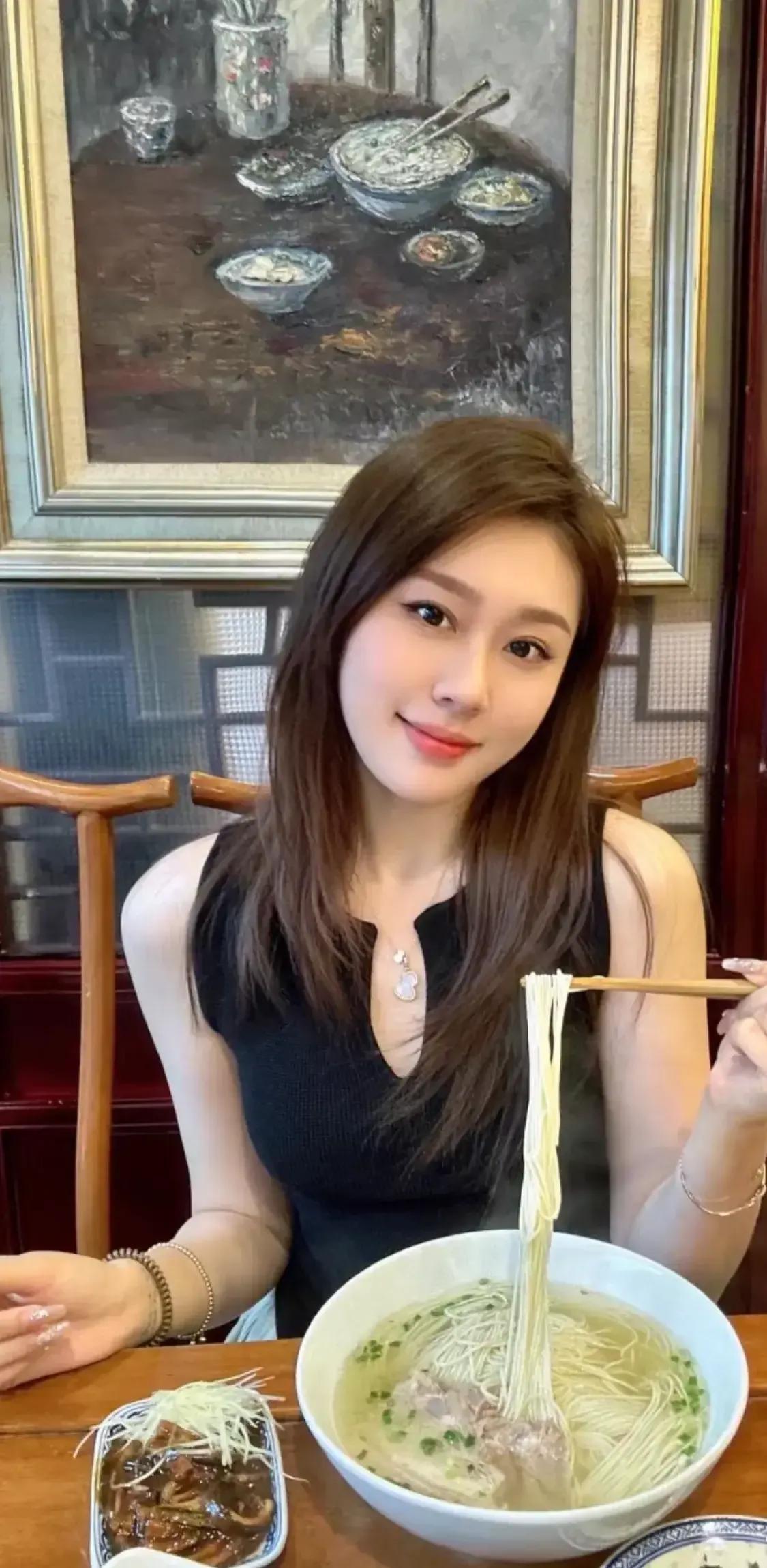 昨晚熬了一点夜，早晨起来就晚了些，家里也没有刺激味蕾的东西了，但早餐还是要吃的，