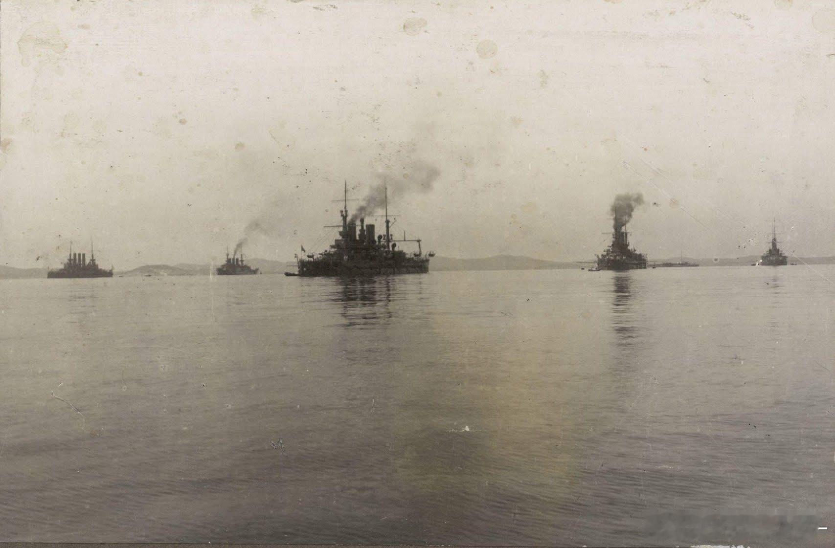 日俄开战前的沙俄海军太平洋舰队，摄于旅顺。最远处两艘分别是列特维赞号和佩列特维特