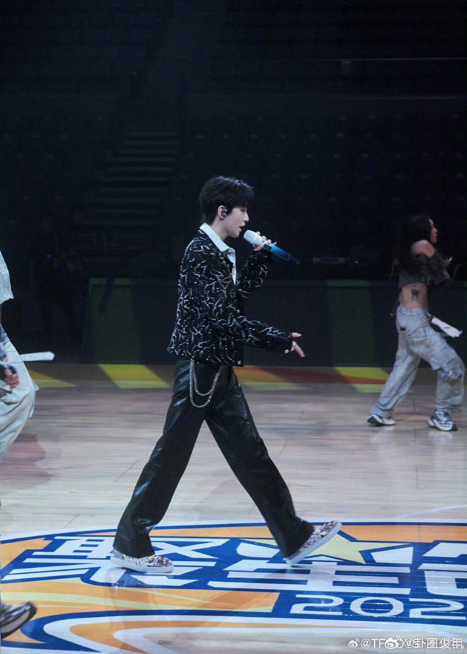 王俊凯发的舞台照没有灯牌王俊凯发的舞台照是彩排版 原来真正的舞台魅力，从不需要额