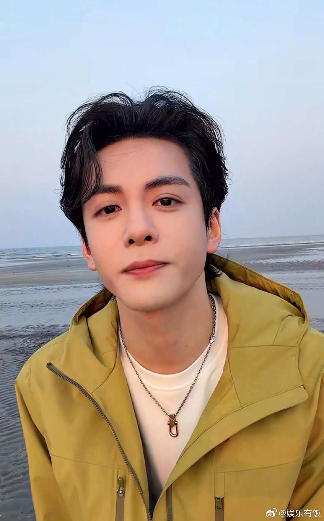 曾舜晞在海边i人属性大爆发 今天在海风直播，i人属性大爆发！！小晞表示只想安静放