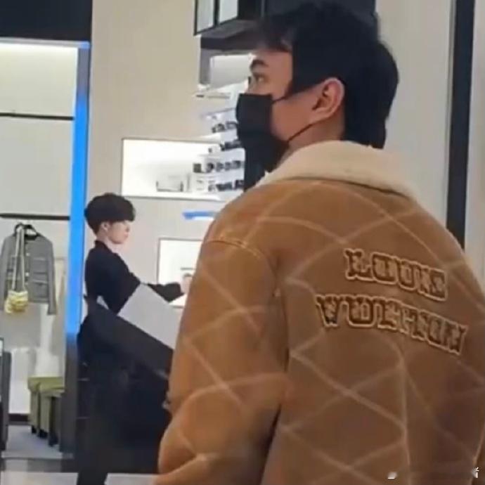 黄一鸣直播说王思聪带她去买香奈儿，一看小票，才50万！这是谁家霸道总裁  ！！！