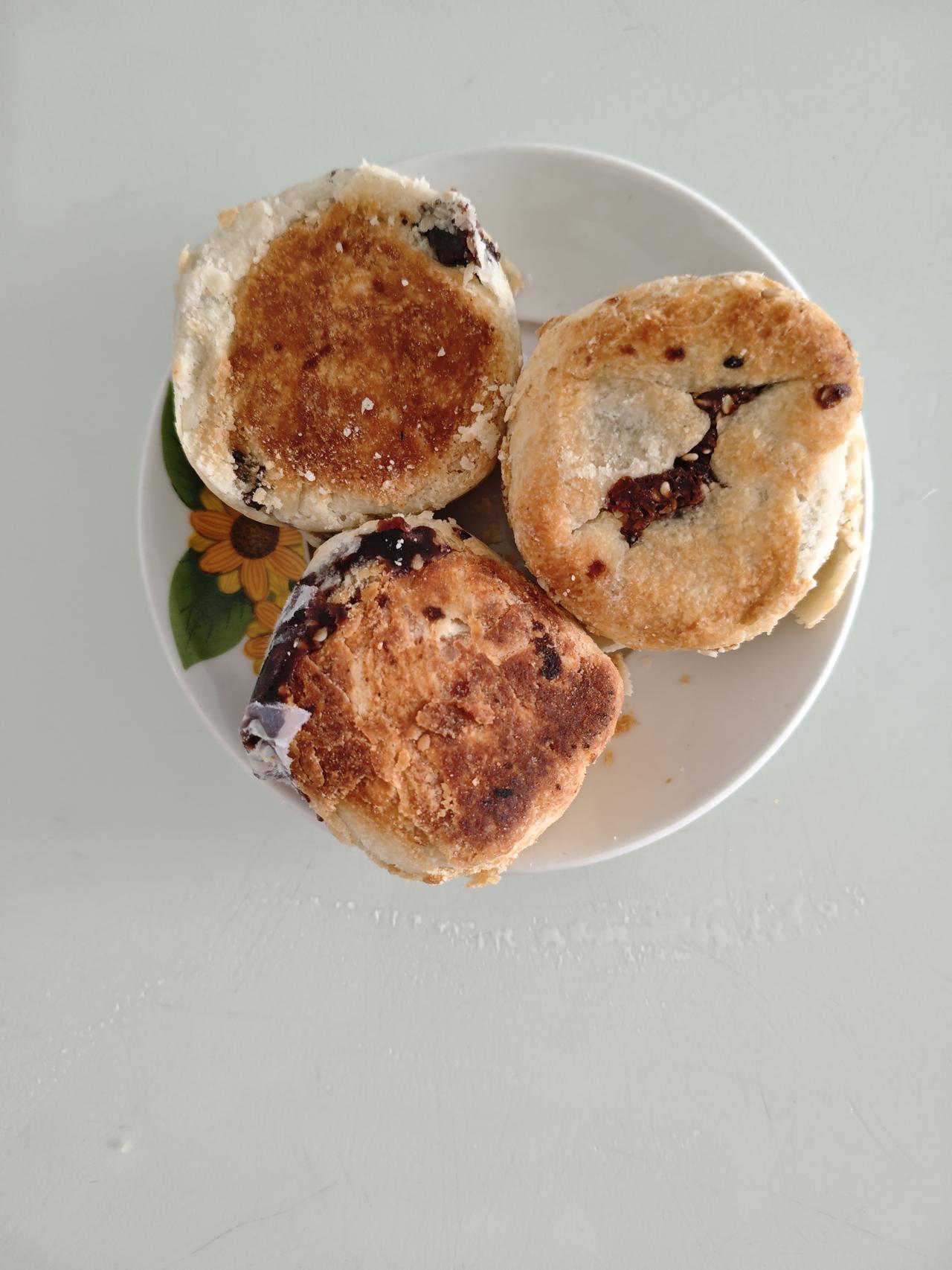 晒出我的今日美食我小女儿从老家带来的月饼，一个豆沙的，一个椒盐的，在冰箱里放了二