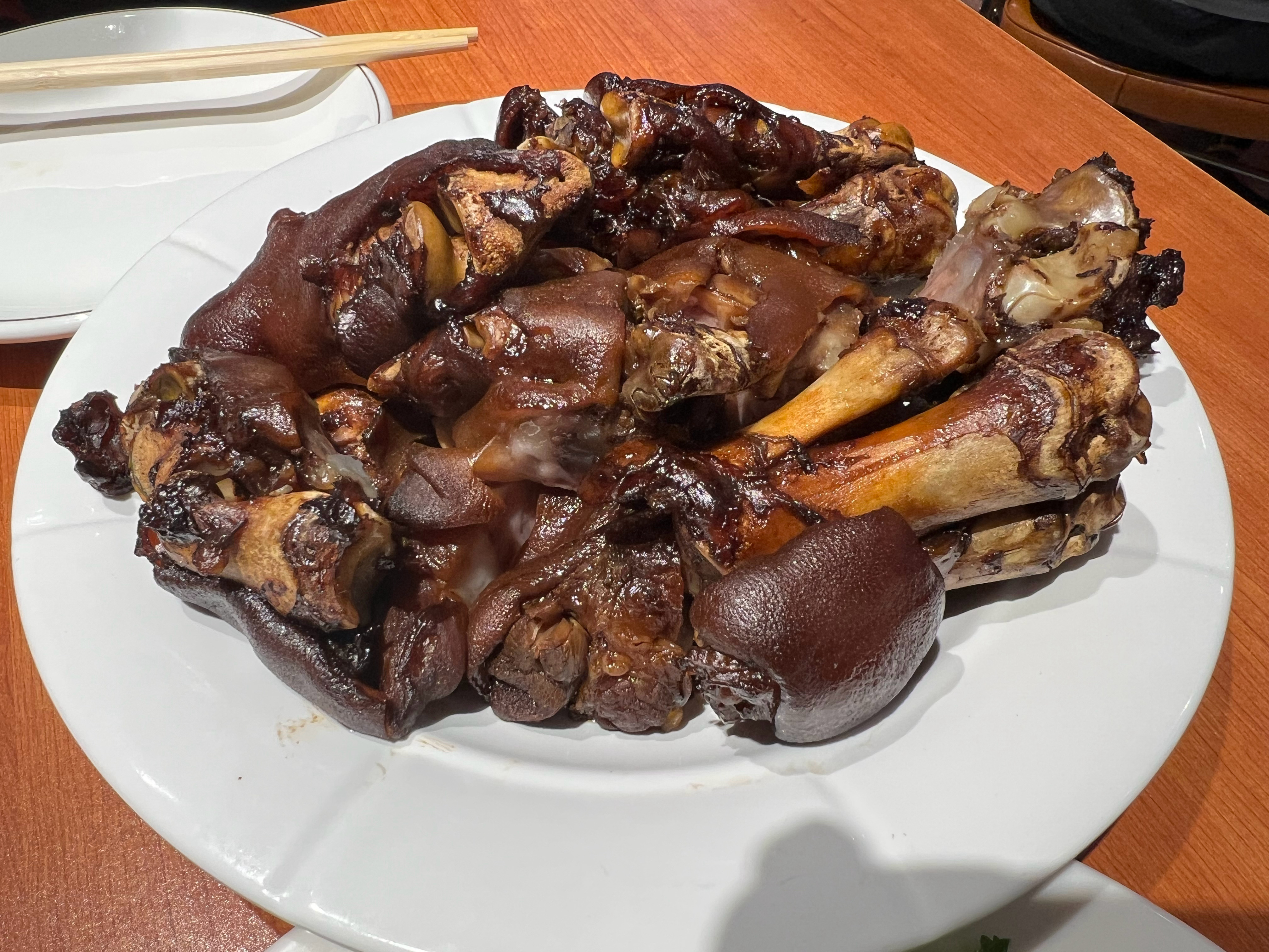和饭搭子都忙，真的是太久没见了！饭搭子找的餐馆一如既往的好吃不贵！！！9块钱的麻