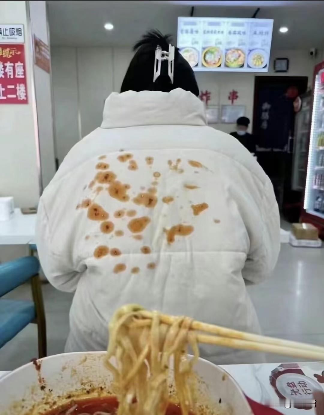 分享我这周有趣的事：这两天突然降温，今天去吃碗面，就出了这事，我到底要不要给她说