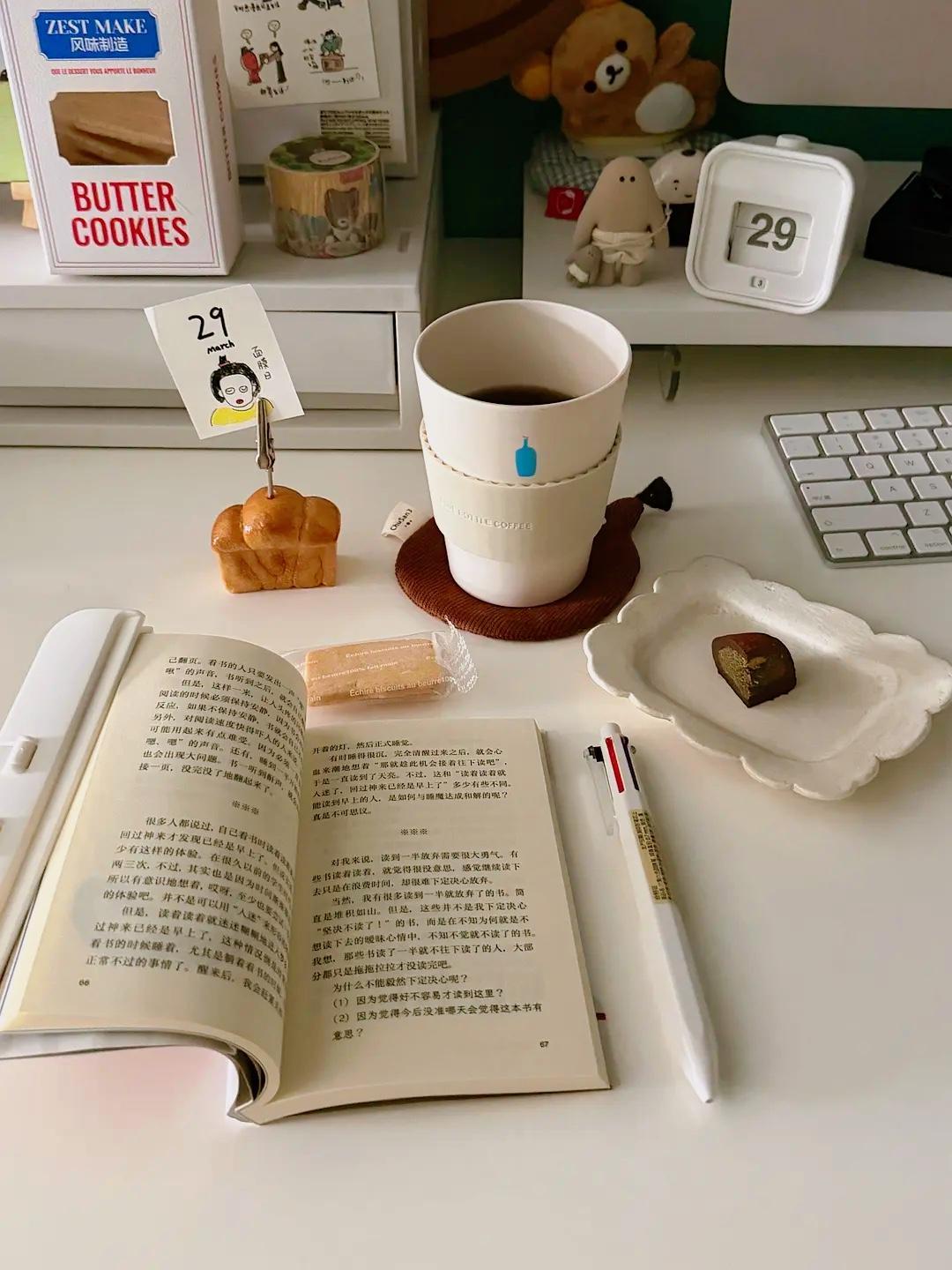 真正聪明的中年人，早就学会了沉默：
 
- 收入多少，不说
- 家庭矛盾，不说