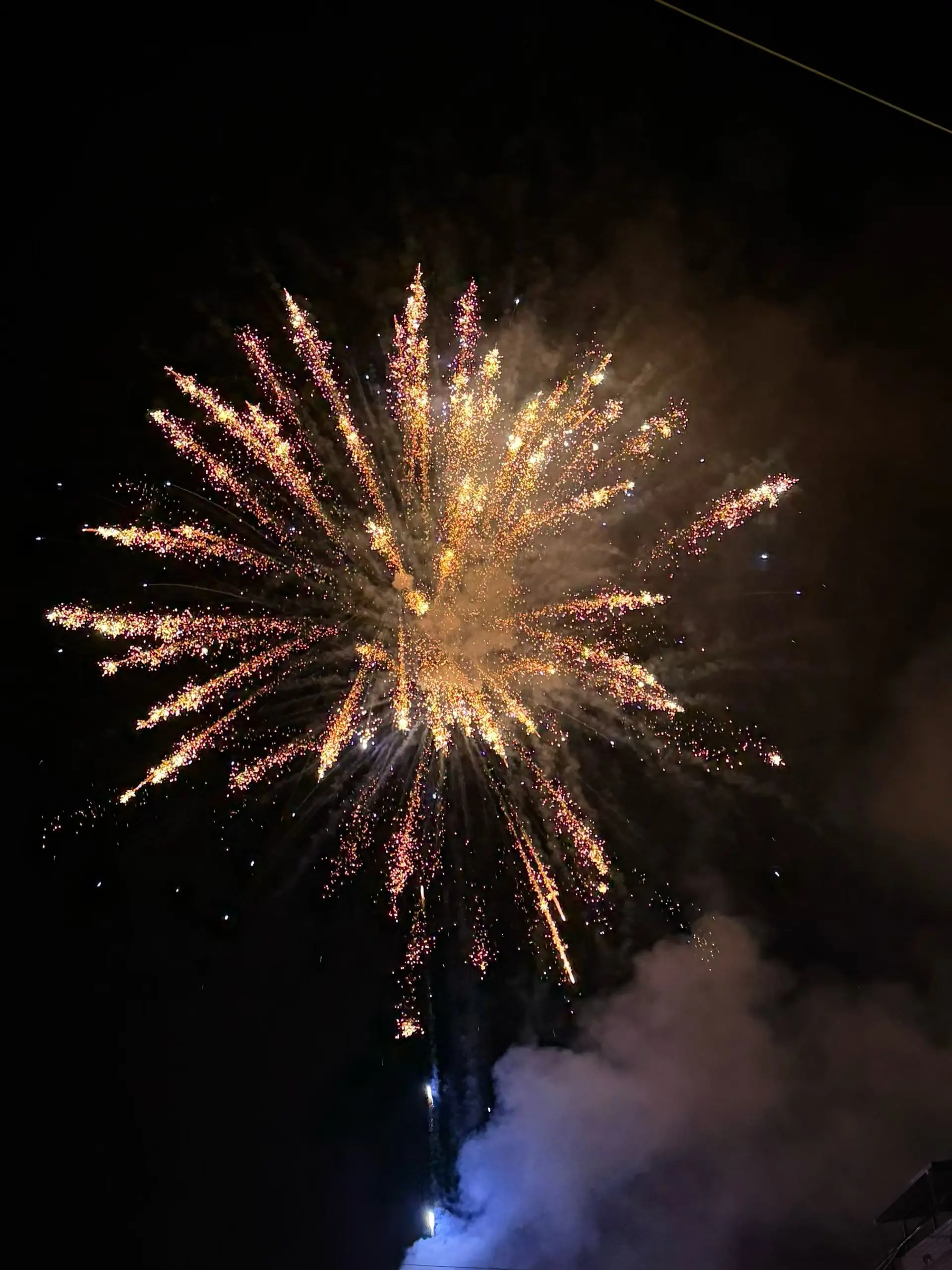 天空闪过灿烂花火 和你不在为爱奔波。