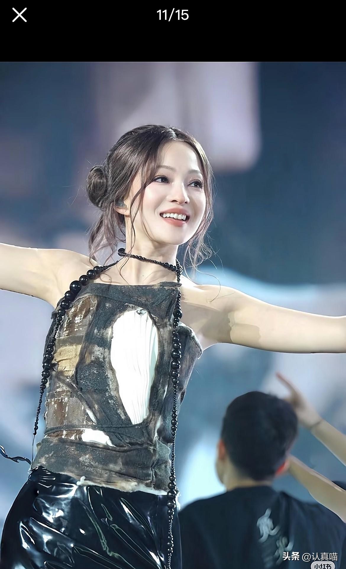 同样是演唱会翻唱别人的歌，
张韶涵和单依纯的格局，一眼就看出来了。

当年张韶涵