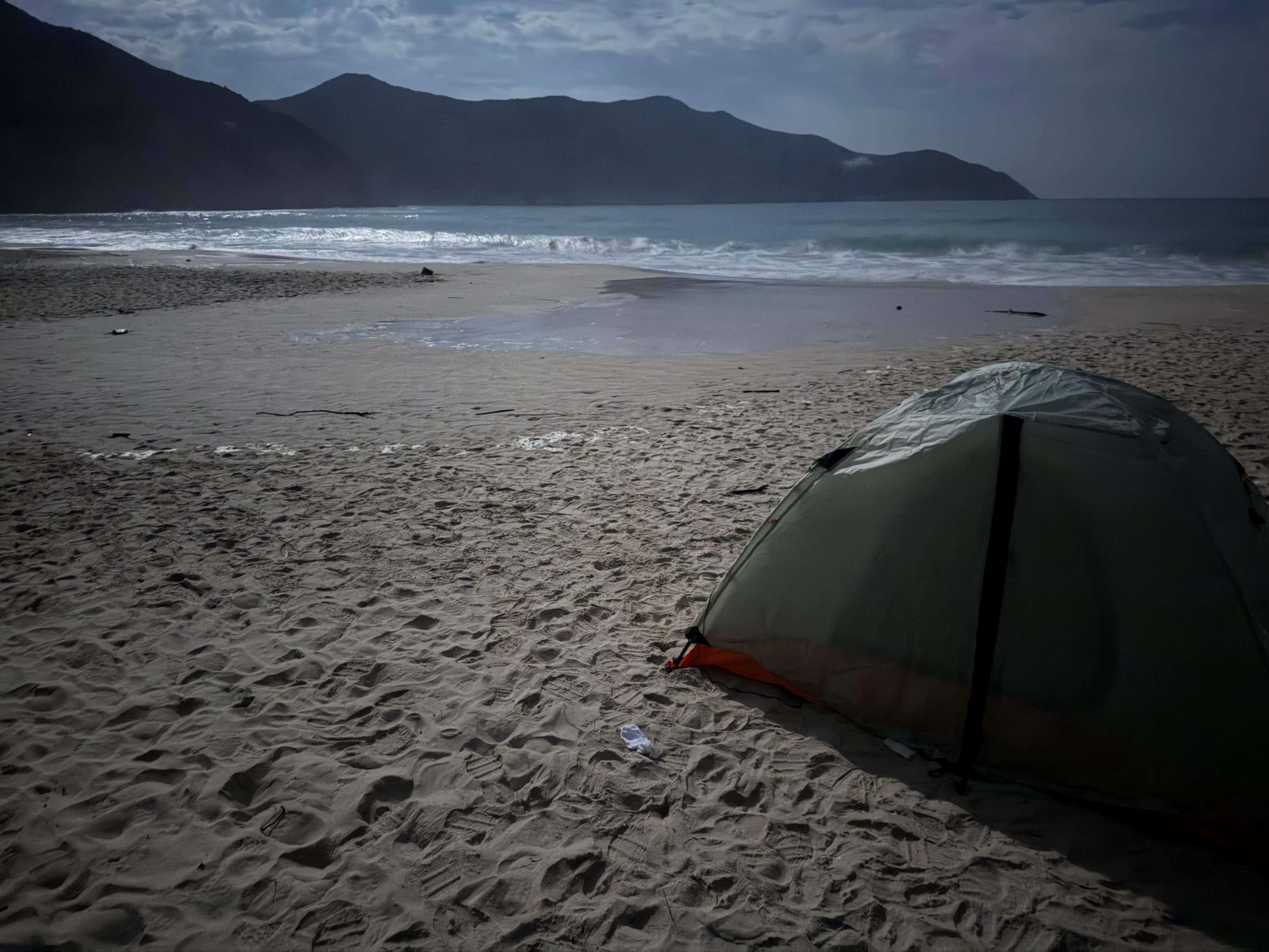 浪真打到我这个位置来了，幸好我出来上了个厕所看一眼，赶紧挪地方。运气不错，差一点