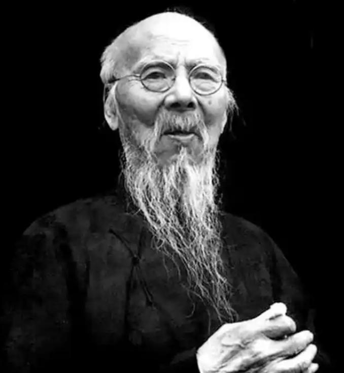 1952年，90岁齐白石突然爆发惊人力气，强行将25岁新凤霞拽进房间，指着满柜金